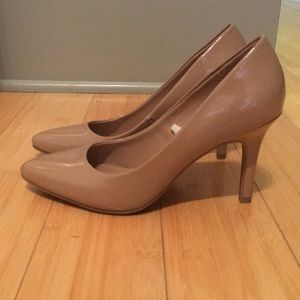 Nude shiny pumps